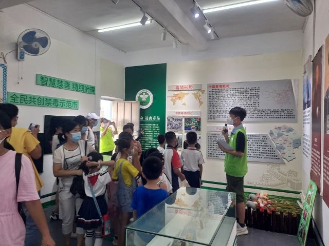 三鄉(xiāng)鎮(zhèn)開展“拒絕毒品，你我同行“禁毒教育基地參觀活動照片1.jpg