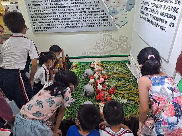 三鄉(xiāng)鎮(zhèn)開展“拒絕毒品，你我同行“禁毒教育基地參觀活動照片2.jpg